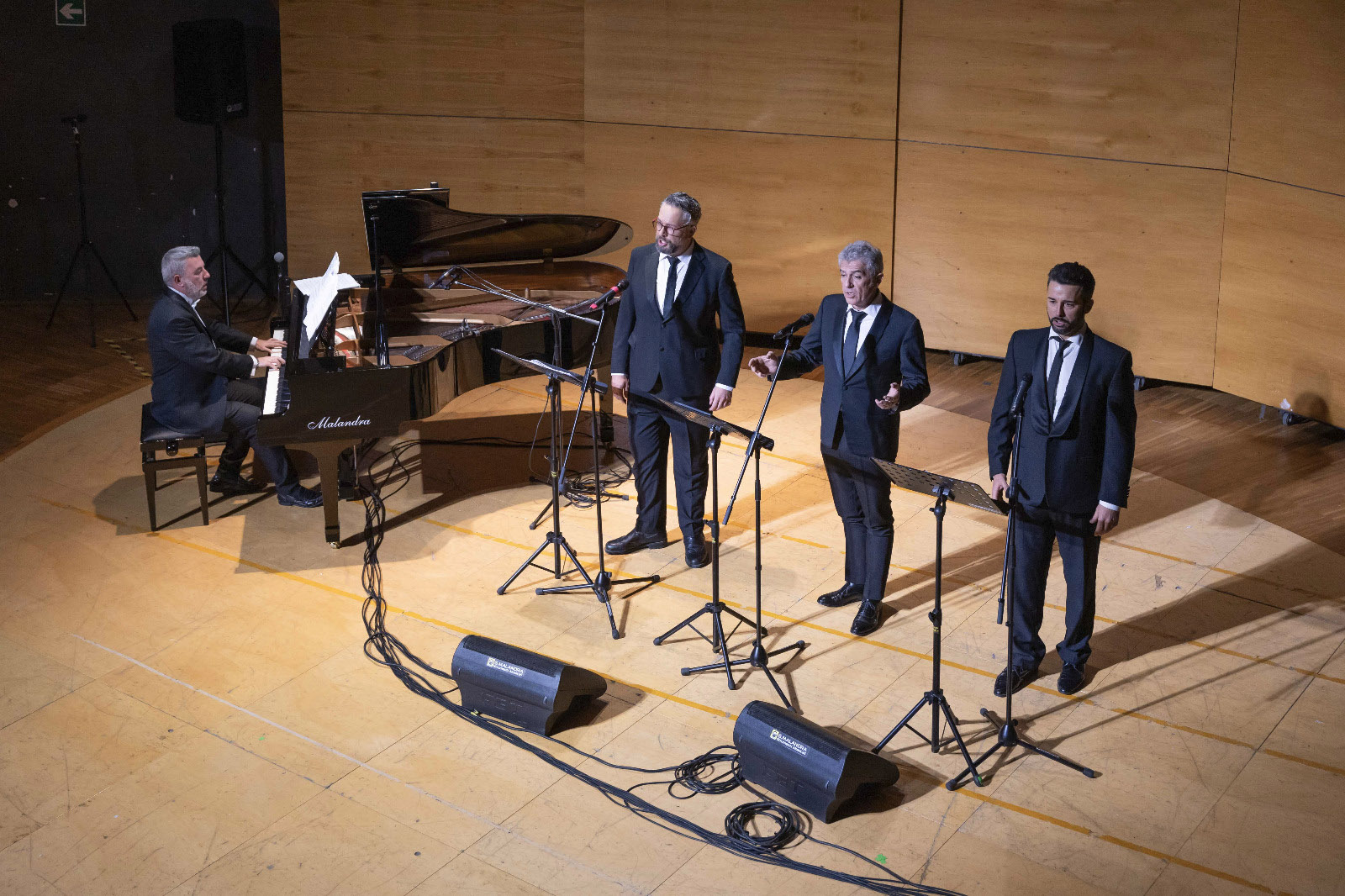 Magnifico Italian Trio on stage